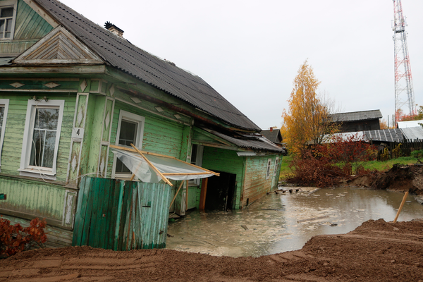 В российском городе фонтанирующая скважина засосала дом