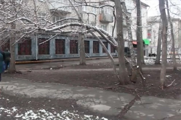 Жители российского города забаррикадировали двор из-за незаконного магазина