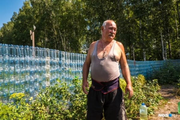 В Новосибирске пенсионер построил забор из бутылок