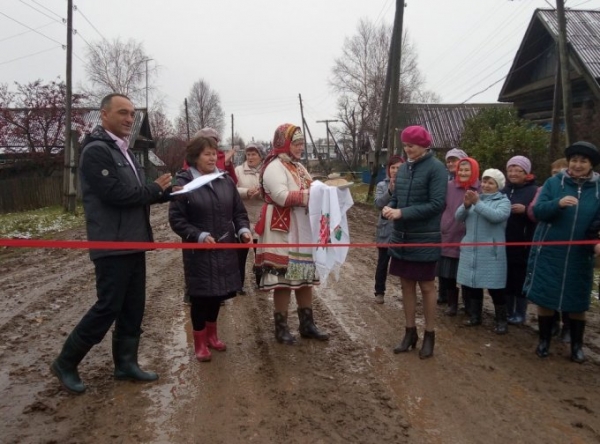 Пока Путин подписывает резолюцию по AI в деревне Жувам состоялось торжественное открытие отремонтированной дороги (фото)