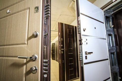 Как выбрать входную металлическую дверь в квартиру: советы экспертов