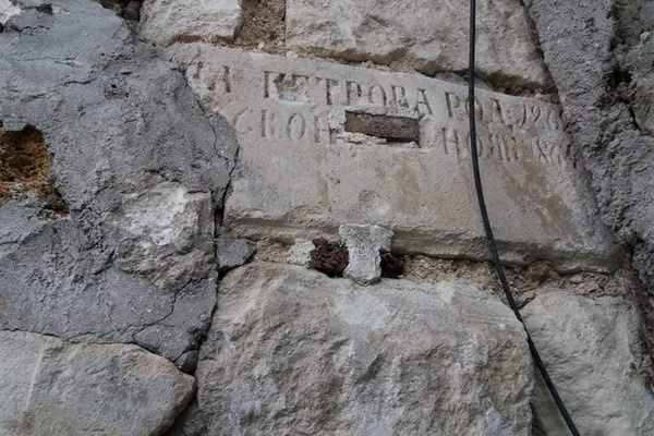 В Крыму нашли построенное из могильных плит здание